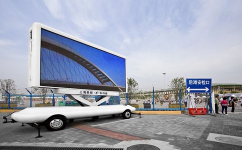 【舞臺(tái)廣告車】崛起的LED舞臺(tái)廣告車